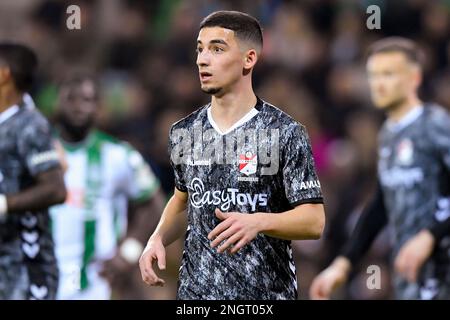 18-02-2023: Sport: Groningen contro Emmen GRONINGEN, PAESI BASSI - FEBBRAIO 18: Mohamed Bouchouari (FC Emmen) durante la partita Eredivie FC Groningen and Foto Stock