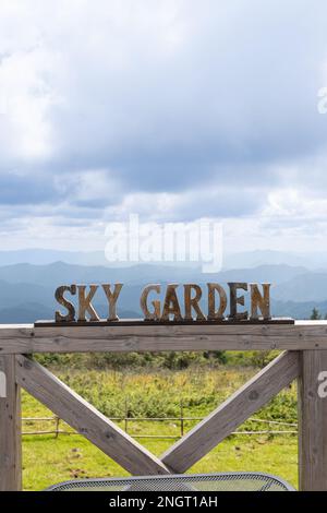 Cartello Sky Garden su un ponte di legno in cima alla montagna Chausu. Aichi, Giappone. Foto Stock