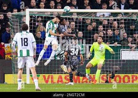 18-02-2023: Sport: Groningen contro Emmen GRONINGEN, PAESI BASSI - 18 FEBBRAIO: Ricardo Pepi (FC Groningen) e Miguel Araujo (FC Emmen) durante la partita Foto Stock