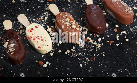 Assortimento di gelati Possicle su sfondo scuro. Primavera sfondo naturale. Foto Stock