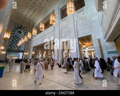 Jeddah, Arabia Saudita 26 gennaio 2023: Preghiera dei pellegrini musulmani a Makkah - moschea di al Haram dall'interno Foto Stock