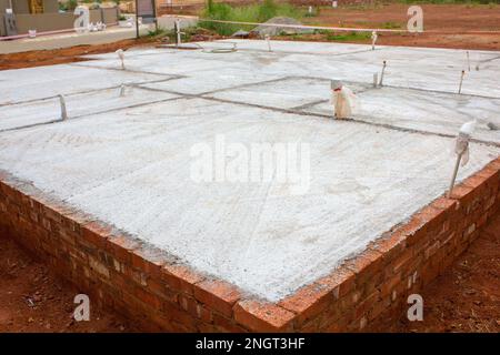 Vista ad angolo del nuovo pavimento in cemento di un nuovo edificio. Foto Stock