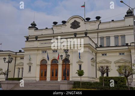 Di fronte all'edificio dell'Assemblea nazionale bulgara, sede del Parlamento con lo slogan "l'unità fa la forza" sopra l'ingresso, Sofia, Bulgaria Foto Stock