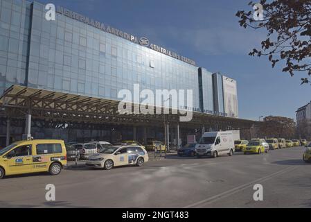 Taxi in coda davanti alla stazione centrale degli autobus di Sofia, Bulgaria Foto Stock