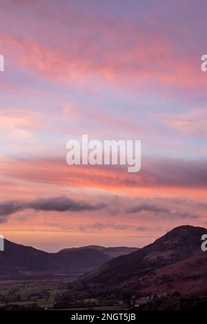 Splendido paesaggio invernale al tramonto sulla gamma Skiddaw che guarda verso il lago Bassenthwaite nel Lake District Foto Stock