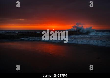 Tramonto sulla spiaggia di Mancora Peru Foto Stock