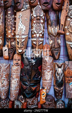 Varietà di maschera per animali nubiani tradizionali. Souvenir popolare. Bazaar Orientale al Villaggio Nubiano. Assuan. Egitto. Africa. Foto Stock