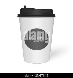 Tazza da caffè usa e getta in carta bianca con coperchio in plastica nera, mock-up. Tazza da asporto con adesivo brand Identity, mockup. Modello vettore Illustrazione Vettoriale