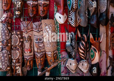 Varietà di maschera per animali nubiani tradizionali. Souvenir popolare. Bazaar Orientale al Villaggio Nubiano. Assuan. Egitto. Africa. Foto Stock