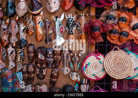 Varietà di maschera per animali nubiani tradizionali. Souvenir popolare. Bazaar Orientale al Villaggio Nubiano. Assuan. Egitto. Africa. Foto Stock