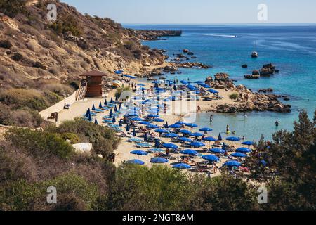 Ombrelloni sulla spiaggia di Konnos nella baia di Konnos, nella zona del Parco Nazionale della Foresta di Capo Greco a Cipro Foto Stock