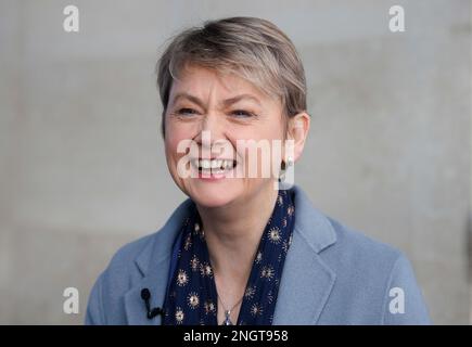 Londra, Regno Unito. 19th Feb, 2023. Yvette Cooper, Shadow Home Secretary, presso gli studi della BBC Credit: Mark Thomas/Alamy Live News Foto Stock