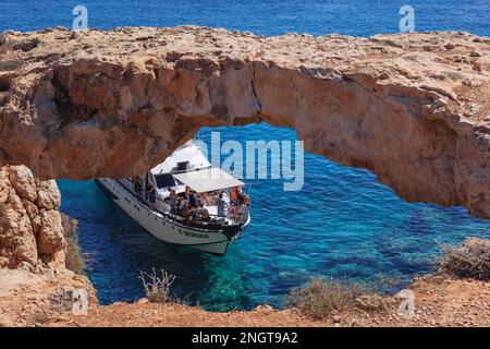 Kamara tou Koraka arco di pietra nel Parco Nazionale della Foresta di Capo Greco a Cipro Foto Stock