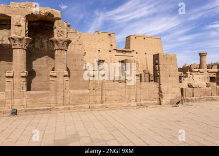 Le pareti del Tempio di Edfu Horus sono decorate con rilievi di antichi dei Egiziani. Tempio tolemaico di Horus, Edfu vicino ad Assuan, Egitto. Africa. Foto Stock