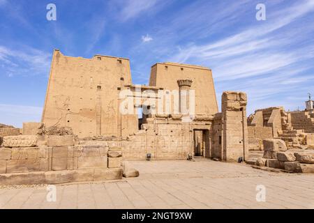 Le pareti del Tempio di Edfu Horus sono decorate con rilievi di antichi dei Egiziani. Tempio tolemaico di Horus, Edfu vicino ad Assuan, Egitto. Africa. Foto Stock