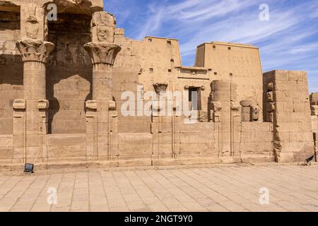 Le pareti del Tempio di Edfu Horus sono decorate con rilievi di antichi dei Egiziani. Tempio tolemaico di Horus, Edfu vicino ad Assuan, Egitto. Africa. Foto Stock