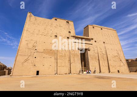 Le pareti del Tempio di Edfu Horus sono decorate con rilievi di antichi dei Egiziani. Tempio tolemaico di Horus, Edfu vicino ad Assuan, Egitto. Africa. Foto Stock