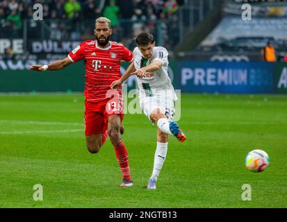 Sport, calcio, Bundesliga, 2022/2023, Borussia Moenchengladbach vs. FC Bayern Monaco 3-2, Stadio Borussia Park, scena della partita, girato in gol da Jonas Hofmann (MG), sinistra Eric Maxim Choupo Moting (FCB), le NORMATIVE DFL VIETANO QUALSIASI USO DI FOTOGRAFIE COME SEQUENZE DI IMMAGINI E/O QUASI-VIDEO Foto Stock