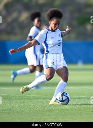 Auckland, Nuova Zelanda. 19th Feb, 2023. Yomira Pinzon di Panama Nazionale di calcio femminile visto in azione durante la partita di Playoff FIFA Women's World Cup 2023 tra Papua Nuova Guinea e Panama tenutasi presso il North Harbour Stadium. Punteggio finale; Panama 2:0 Papua Nuova Guinea. Credit: SOPA Images Limited/Alamy Live News Foto Stock