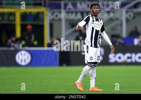 Milano, Italia. 18th Feb, 2023. Destiny Udogie di Udinese Calcio gesta durante la Serie Una partita di calcio tra FC Internazionale e Udinese Calcio allo Stadio Giuseppe Meazza il 18 febbraio 2023 a Milano Italia . Credit: Marco Canoniero/Alamy Live News Foto Stock