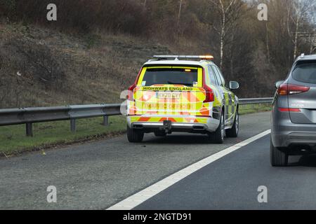 Autostrade Inghilterra veicolo di guida lungo la spalla dura dell'autostrada per assistere ad un incidente di traffico - Regno Unito Foto Stock