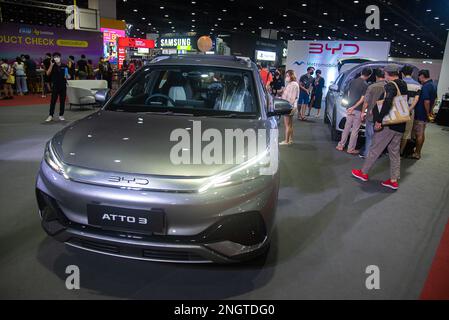 Un'auto BYD atto 3 vista al Bangkok EV Expo 2023. Il Bangkok EV Expo 2023 si terrà il 16-19 febbraio 2023 al Queen Sirikit National Convention Center di Bangkok, che si occuperà di veicoli elettrici e tecnologie correlate con particolare attenzione alle energie rinnovabili. Foto Stock