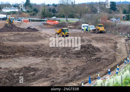 Datchet, Berkshire, Regno Unito. 17th febbraio, 2023. La mescola M4 di Datchet al confine con Slough, che è stata utilizzata per immagazzinare tutti i materiali delle opere di Smart Motorway, è attualmente in fase di smantellamento. Una trincea è stata scavata per seppellire il cablaggio. Enormi mucchi di terreno vengono rimossi e la recinzione protettiva intorno a due vecchi alberi di quercia è stata rimossa. La zona era precedentemente utilizzata come campi per il pascolo dei cavalli. Credito: Maureen McLean/Alamy Foto Stock