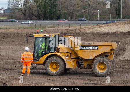 Datchet, Berkshire, Regno Unito. 17th febbraio, 2023. La mescola M4 di Datchet al confine con Slough, che è stata utilizzata per immagazzinare tutti i materiali delle opere di Smart Motorway, è attualmente in fase di smantellamento. Una trincea è stata scavata per seppellire il cablaggio. Enormi mucchi di terreno vengono rimossi e la recinzione protettiva intorno a due vecchi alberi di quercia è stata rimossa. La zona era precedentemente utilizzata come campi per il pascolo dei cavalli. Credito: Maureen McLean/Alamy Foto Stock