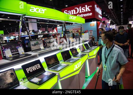 Bangkok, Thailandia. 19th Feb, 2023. Un visitatore visto al negozio Acer durante il Thailand Mobile Expo 2023 a Bangkok. Thailand Mobile Expo 2023 si è tenuta il 16-19 febbraio 2023 presso il Queen Sirikit National Convention Center di Bangkok esponendo i modelli più recenti di smartphone, computer e tablet di noti produttori di oltre 20 marchi. Credit: SOPA Images Limited/Alamy Live News Foto Stock