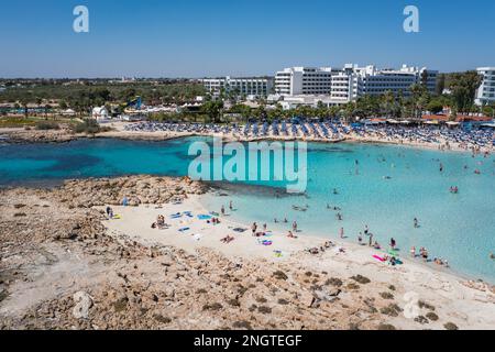 Veduta aerea della piccola isola di Nissi vicino alla spiaggia di Nissi nella località di Ajia Napa, nella campagna isolana di Cipro Foto Stock