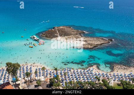 Isola di Nissi vicino alla spiaggia di Nissi in Ajia Napa resort nella campagna isola di Cipro Foto Stock