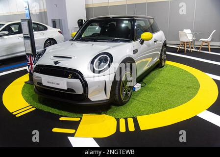 Bangkok, Thailandia. 19th Feb, 2023. Una mini auto elettrica Cooper vista al Bangkok EV Expo 2023. Il Bangkok EV Expo 2023 si terrà il 16-19 febbraio 2023 al Queen Sirikit National Convention Center di Bangkok, che si occuperà di veicoli elettrici e tecnologie correlate con particolare attenzione alle energie rinnovabili. (Credit Image: © Peerapon Boonyakiat/SOPA Images via ZUMA Press Wire) SOLO PER USO EDITORIALE! Non per USO commerciale! Credit: ZUMA Press, Inc./Alamy Live News Foto Stock