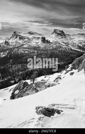 Cinque Torri di Averau nella catena montuosa del Gruppo Nuvolao Paesaggio invernale monocromatico nelle Dolomiti vicino Cortina d'Ampezzo Foto Stock