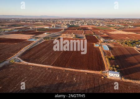 Foto drone di campi con suolo rosso intorno al villaggio di Avgorou nel distretto di Famagosta nel paese isola di Cipro Foto Stock