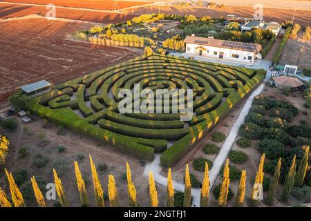 Foto drone di labirinto nel Parco Botanico di CyHerbia e Labirinto nel paese isola di Cipro Foto Stock