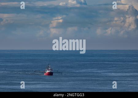 Una taglierina con reti di trascinamento sollevate sul Mare del Nord Foto Stock