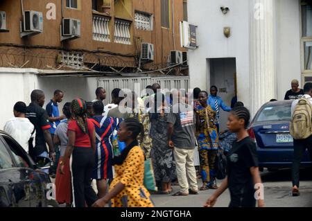 Lagos, Nigeria, 9 febbraio 2023 i clienti che si trovano in coda per il contante presso la FCMB Bank nella zona di Ogba di Lagos, Nigeria, giovedì, febbraio Foto Stock