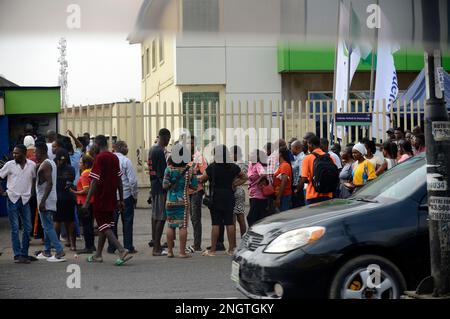 Lagos, Nigeria, 8 febbraio 2023 i clienti che si trovano in coda per il contante presso la Fidelity Bank nell'area di Ogba di Lagos, Nigeria, mercoledì, Fe Foto Stock