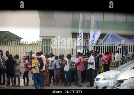 Lagos, Nigeria, 8 febbraio 2023 i clienti che si trovano in coda per il contante presso la Fidelity Bank nell'area di Ogba di Lagos, Nigeria, mercoledì, Fe Foto Stock