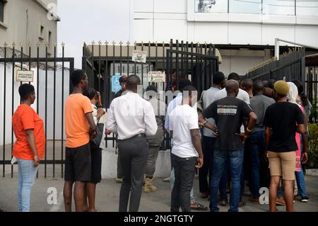 Lagos, Nigeria, 8 febbraio 2023 i clienti che si trovano in coda per il contante presso la Zenith Bank nell'area Agege di Lagos, Nigeria, mercoledì, febbraio Foto Stock