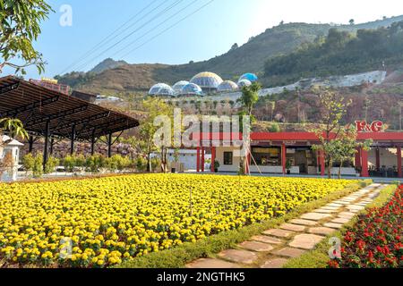 Vista esterna di un ristorante fast food nella zona turistica complesso del distretto di Moc Chau, provincia di Son la, Vietnam Foto Stock