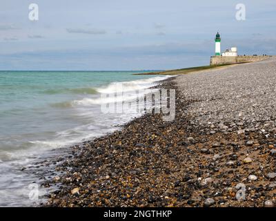 Spiaggia di ciottoli e Faro di le Treport, un comune nel dipartimento della Senna Marittima in Normandia, nella Francia nordoccidentale. Foto Stock