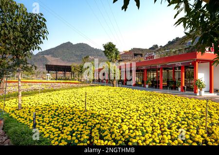 Vista esterna di un ristorante fast food nella zona turistica complesso del distretto di Moc Chau, provincia di Son la, Vietnam Foto Stock