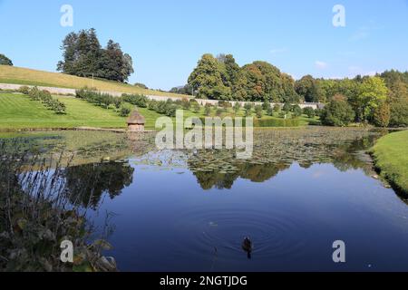 BLAIR ATHOLL, GRAN BRETAGNA - 11 SETTEMBRE 2014: Questo è il parco e stagno al castello di Blair in autunno. Foto Stock