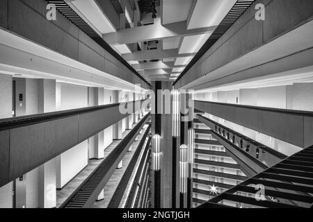 San Francisco, USA - Dicembre 30th 2022: Immagine in bianco e nero dei pod degli ascensori che viaggiano su e giù per l'atrio centrale dell'Hyatt Regency Hotel at em Foto Stock