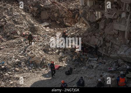 Kharamanmaras, Turchia. 18th Feb, 2023. I membri di una squadra di ricerca e salvataggio cercano persone sotto le macerie all'epicentro del terremoto. Un terremoto di magnitudo 7,7 con epicentro nella provincia sud-orientale della Turchia di Kharamanmaras si è verificato nelle prime ore del mattino del 6 febbraio. Le persone che vivono in zone devastate dal terremoto devono continuare ad aspettarsi forti tremori nei prossimi giorni. Credit: Ahmed Deeb/dpa/Alamy Live News Foto Stock