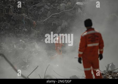 Kharamanmaras, Turchia. 18th Feb, 2023. I membri di una squadra di ricerca e salvataggio cercano persone sotto le macerie all'epicentro del terremoto. Un terremoto di magnitudo 7,7 con epicentro nella provincia sud-orientale della Turchia di Kharamanmaras si è verificato nelle prime ore del mattino del 6 febbraio. Le persone che vivono in zone devastate dal terremoto devono continuare ad aspettarsi forti tremori nei prossimi giorni. Credit: Ahmed Deeb/dpa/Alamy Live News Foto Stock