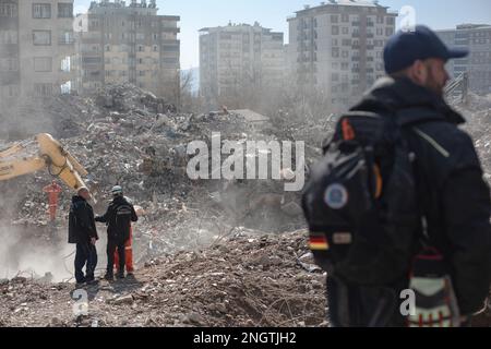 Kharamanmaras, Turchia. 18th Feb, 2023. Una squadra tedesca di salvataggio cerca attraverso le macerie di edifici crollati all'epicentro del terremoto. Un terremoto di magnitudo 7,7 con epicentro nella provincia turca sudorientale di Kharamanmaras si è verificato nelle prime ore del mattino del 6 febbraio. Le persone che vivono in zone devastate dal terremoto devono continuare ad aspettarsi forti tremori nei prossimi giorni. Credit: Ahmed Deeb/dpa/Alamy Live News Foto Stock