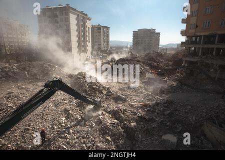 Kharamanmaras, Turchia. 18th Feb, 2023. I membri di una squadra di ricerca e salvataggio cercano persone sotto le macerie all'epicentro del terremoto. Un terremoto di magnitudo 7,7 con epicentro nella provincia sud-orientale della Turchia di Kharamanmaras si è verificato nelle prime ore del mattino del 6 febbraio. Le persone che vivono in zone devastate dal terremoto devono continuare ad aspettarsi forti tremori nei prossimi giorni. Credit: Ahmed Deeb/dpa/Alamy Live News Foto Stock