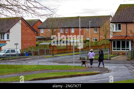 Dundee, Tayside, Scozia, Regno Unito. 19th Feb, 2023. UK Weather: Tayside Scotland sta vivendo nuvoloso e umido il tempo di febbraio, con temperature che si aggirano intorno ai 9°C. La pioggia della domenica mattina si è allontanata dall'Ardler Village di Dundee diventando sempre più luminosa con venti soffocanti. Alcuni residenti sono visti andare circa le loro vite quotidiane andando ai loro depositi locali. Credit: Dundee Photographics/Alamy Live News Foto Stock